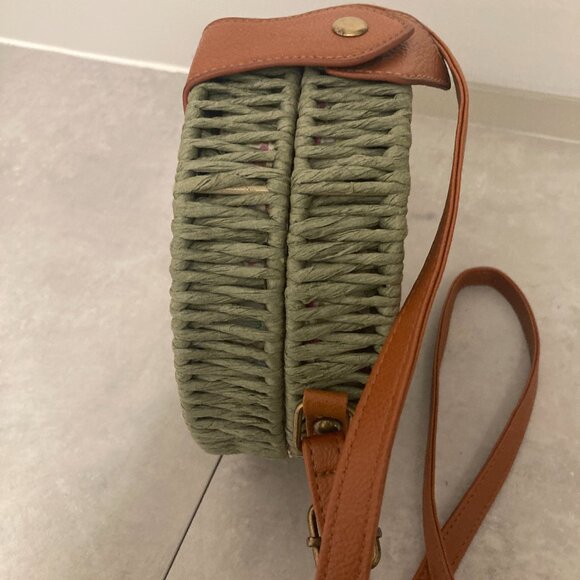Green Wicker Lined Cross-body Handbag - EUC - Picture 4 of 9